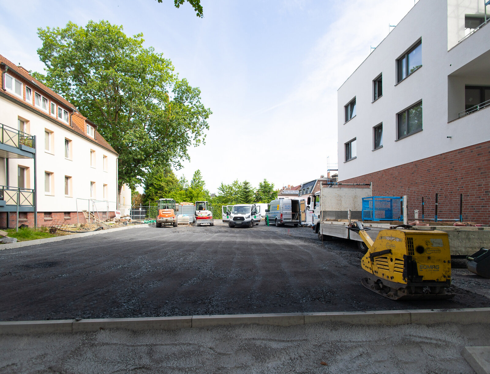 Neuer Parkplatz im Bau an der Rückseite des Gebäudes.