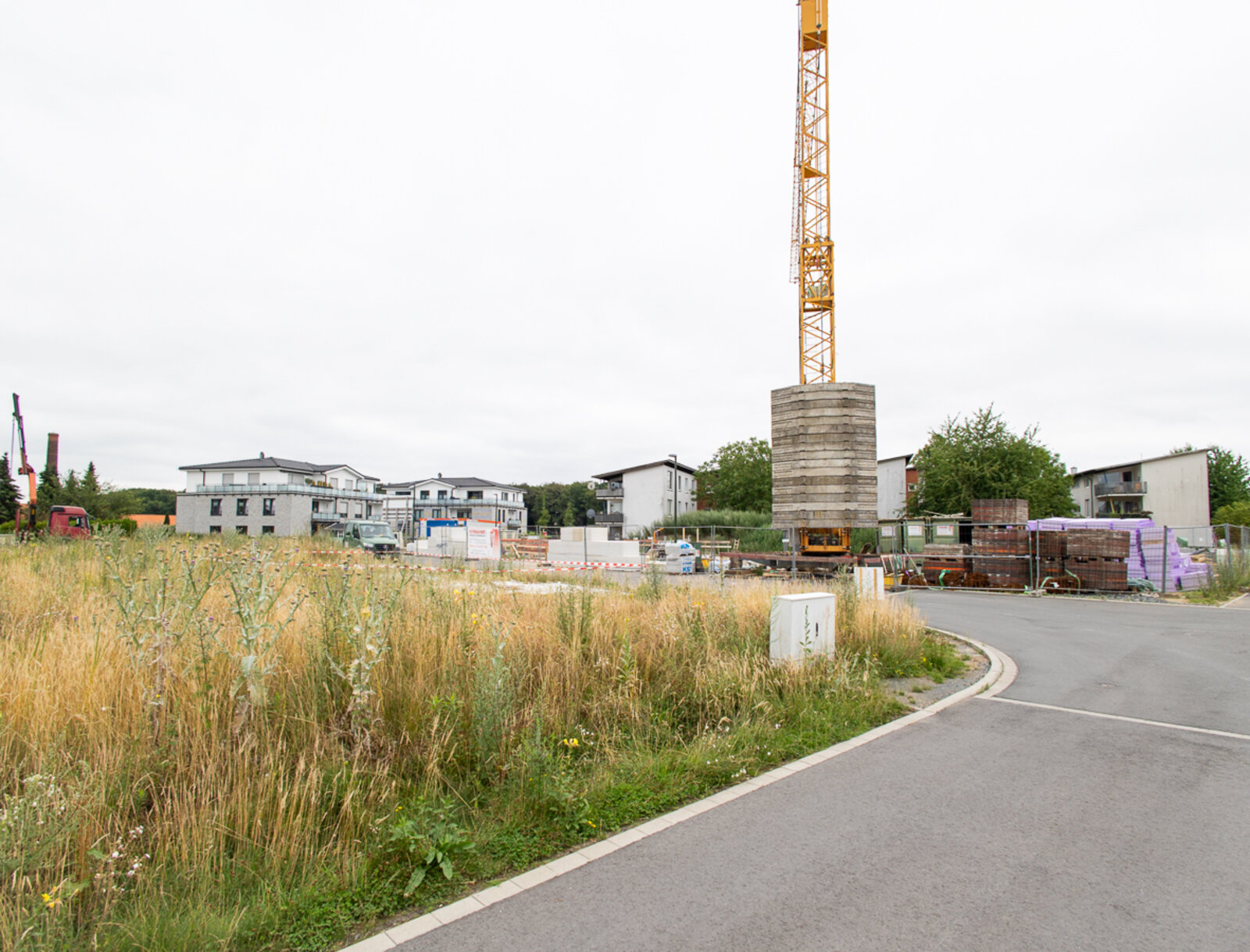 Übersichtsaufnahme der Baustelle des Neubauprojekts am Johannes-Ahland-Weg in Lünen.