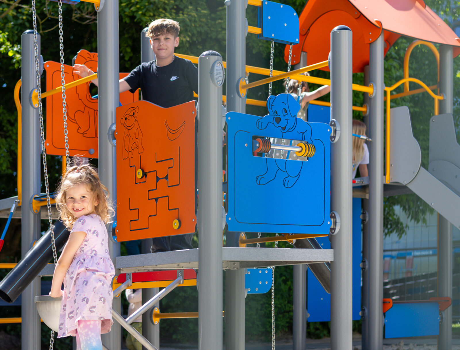 Kinder auf dem neuen Spielgerät