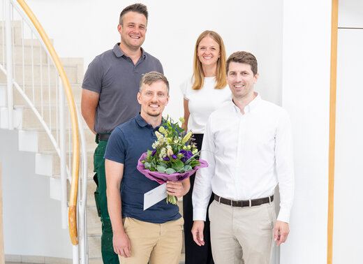 Gruppenfoto: Hendrik Kleinbecker, Katharina Weber und Vorstand Jan Hische gratulieren Fabian Krause zum Jubiläum