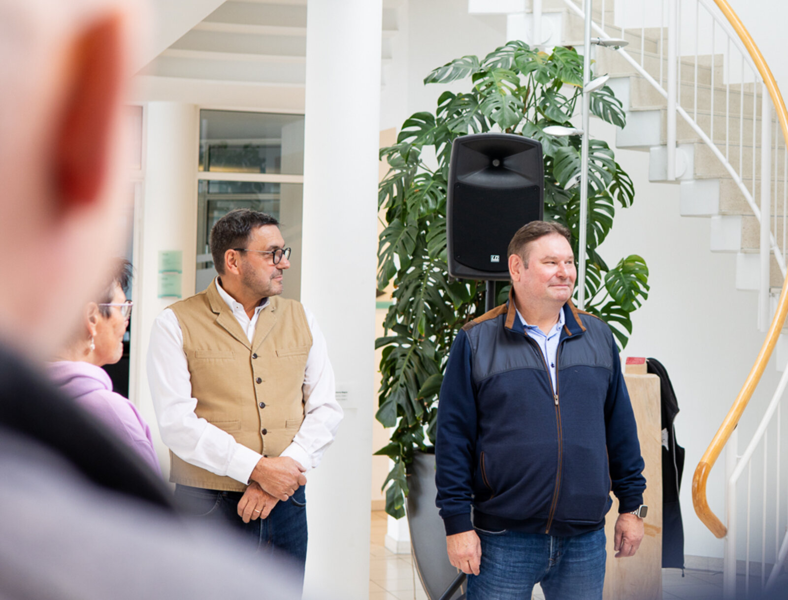 Peter Witt und Georg Moch stehen nebeneinander im Foyer der WBG Lünen