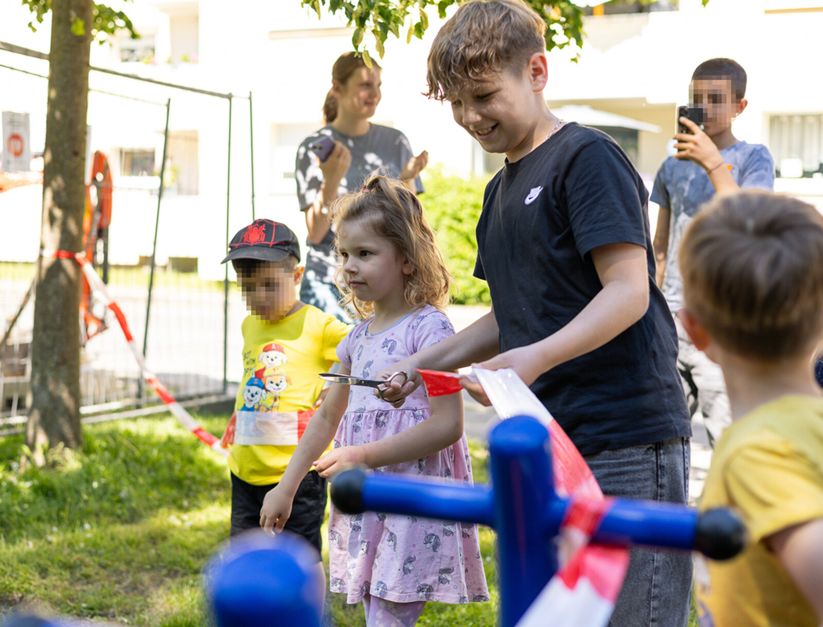 Kinder bei der Spielplatzeröffnung