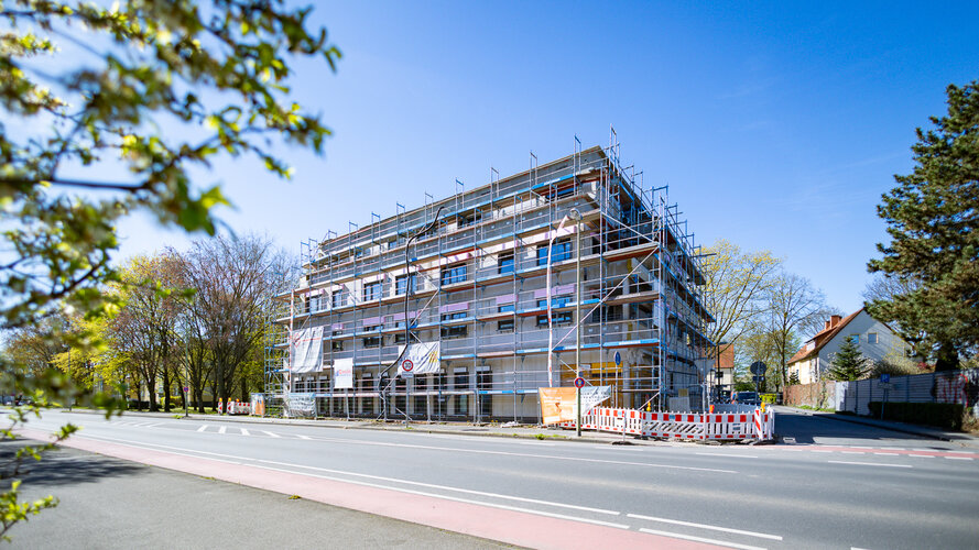 Mehrfamilienhaus-Neubau mit Gewerbeflächen im Erdgeschoss im Baufortschritt.