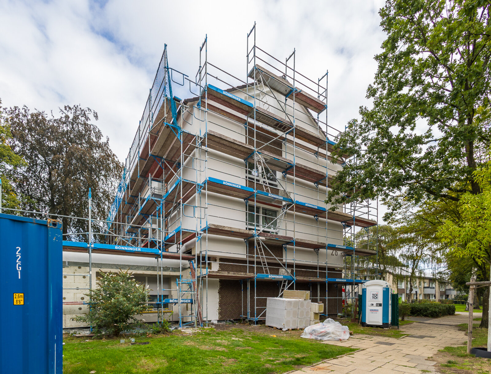Modernisierungsarbeiten an einem Wohngebäude in der Wilhelm-Löbbe-Allee in Lünen-Wethmar.