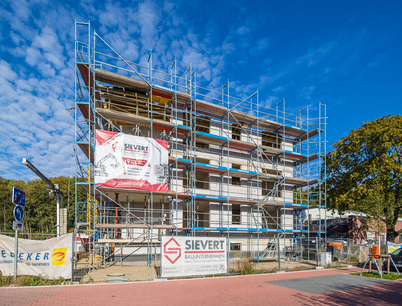 Neubau am Herbert-Eppen-Weg in Lünen während der Fassadenarbeiten.