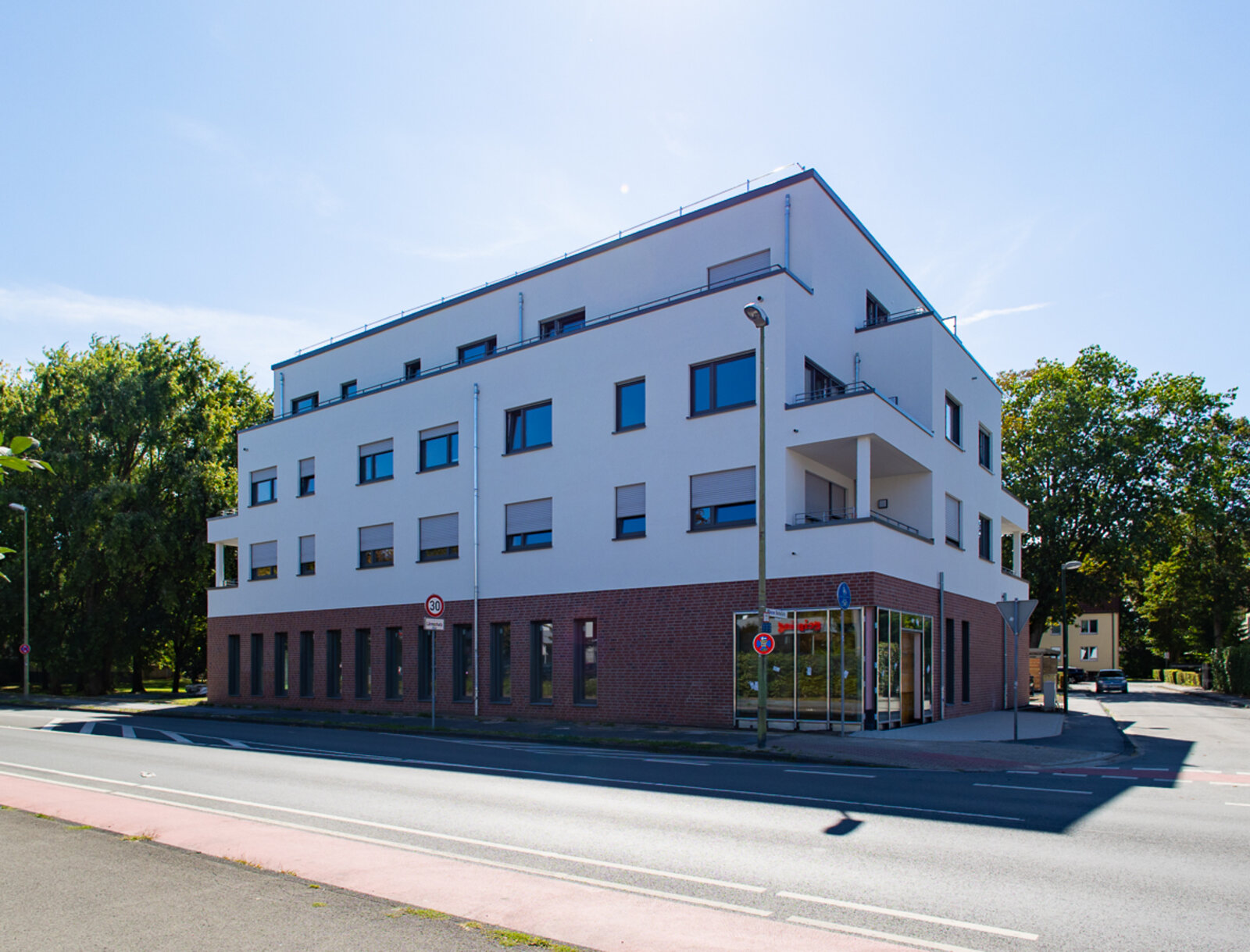 Mehrfamilienhaus im Bau mit Gewerbeflächen im Erdgeschoss.