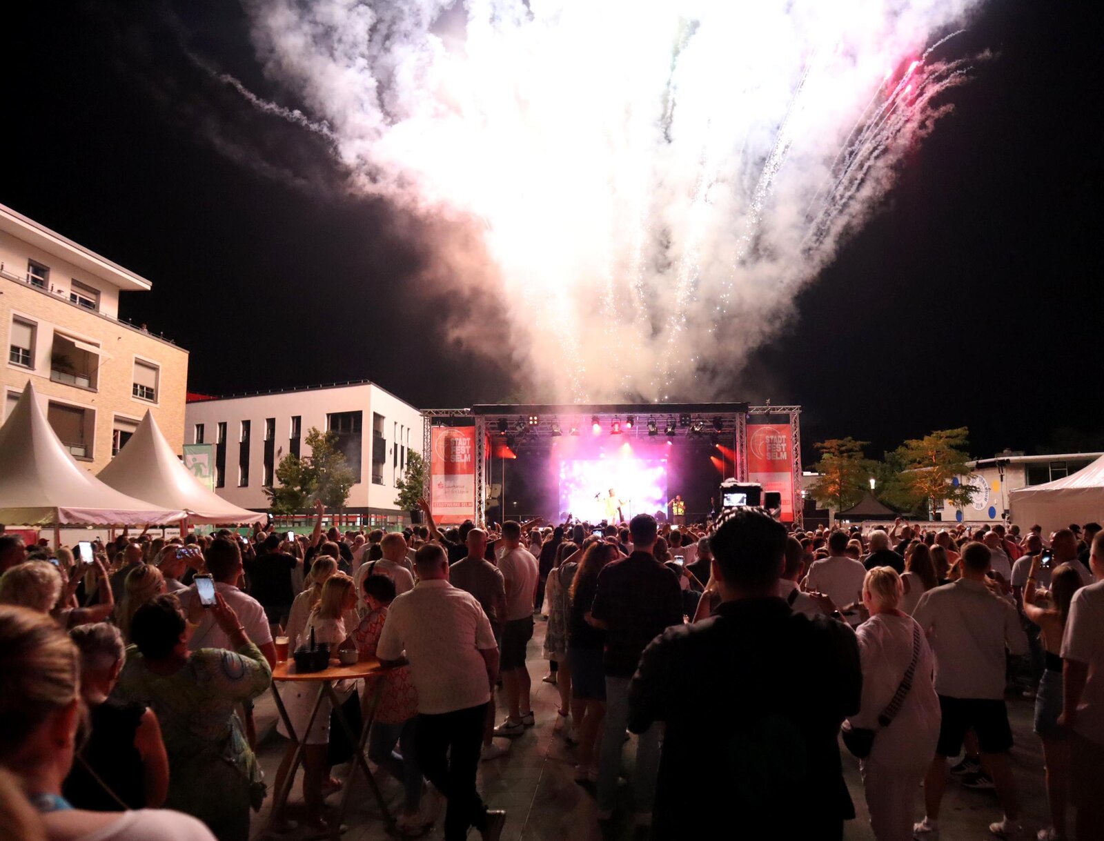 Ein Feuerwerk über der Konzertbühne während des Abendprogramms zieht die Aufmerksamkeit der Gäste auf sich.