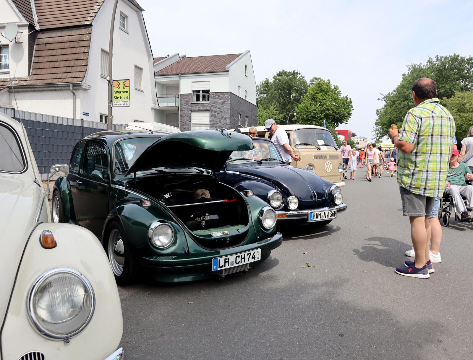 Ausstellung historischer Fahrzeuge beim Stadtfest Selm. Besucher*innen betrachten die Oldtimer entlang der Veranstaltungsstraße.