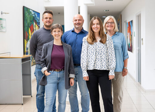 Die Mitglieder des Betriebsrats der WBG Lünen stehen gemeinsam für ein Gruppenfoto im Verwaltungsgebäude und blicken freundlich in die Kamera.