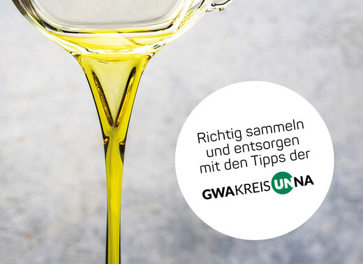 Nahaufnahme von gelbem Speiseöl, das aus einem Glasgefäß fließt.