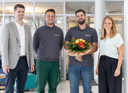 Gruppenfoto: Jan Hische, Hendrik Kleinbecker, Florian Hendriks und Katharina Weber stehen gemeinsam in der Verwaltung und lächeln in die Kamera.