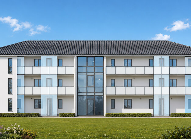 Nordansicht des Mehrfamilienhauses mit drei Etagen, Laubengang und zentralem Eingangsbereich.