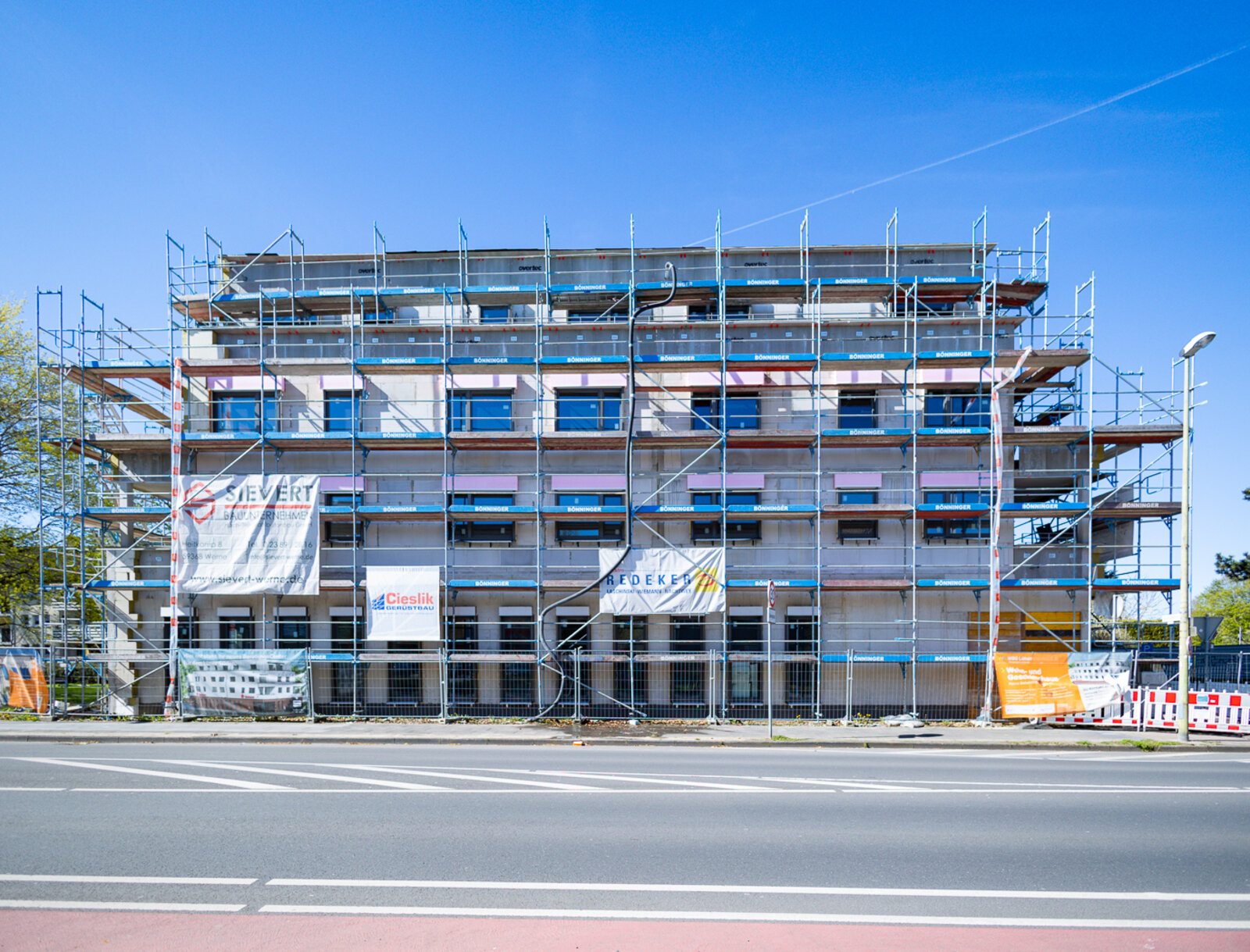 Mehrfamilienhaus-Neubau mit Gewerbeflächen im Erdgeschoss im Baufortschritt.
