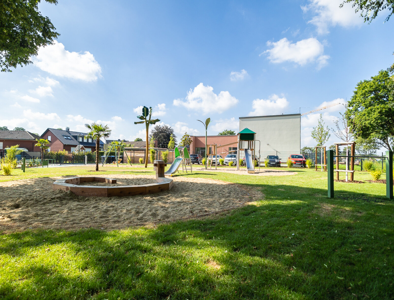 Neuer Spielplatz mit Rutsche, Kletterelementen und Sandfläche im Wohnquartier „Am grünen Diek“ in Lünen-Wethmar.