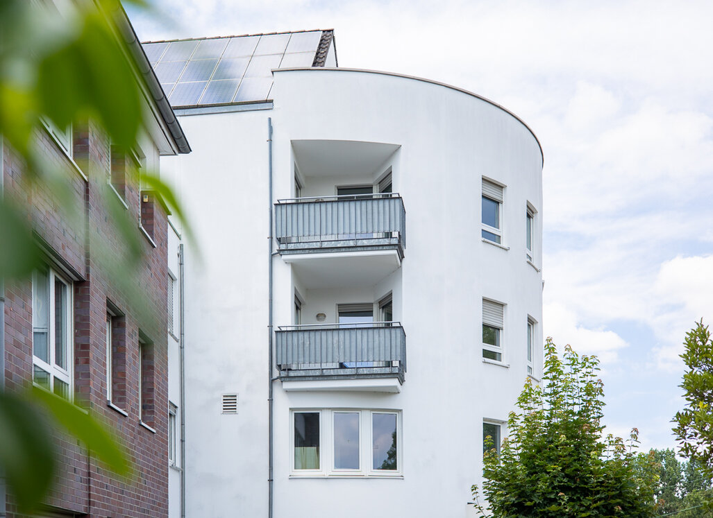 Seitenansicht des Wohn- und Geschäftshauses an der Münsterstraße 46 B in Lünen mit Balkonen.