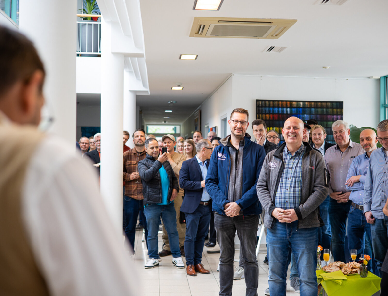 Blick ins Foyer der WBG mit allen anwesenden Gästen