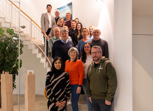 Gruppenfoto der teilnehmenden Personen des Klimabeirats der Stadt Lünen. Die Personen stehen auf der Treppe im Verwaltungsgebäude der WBG Lünen.