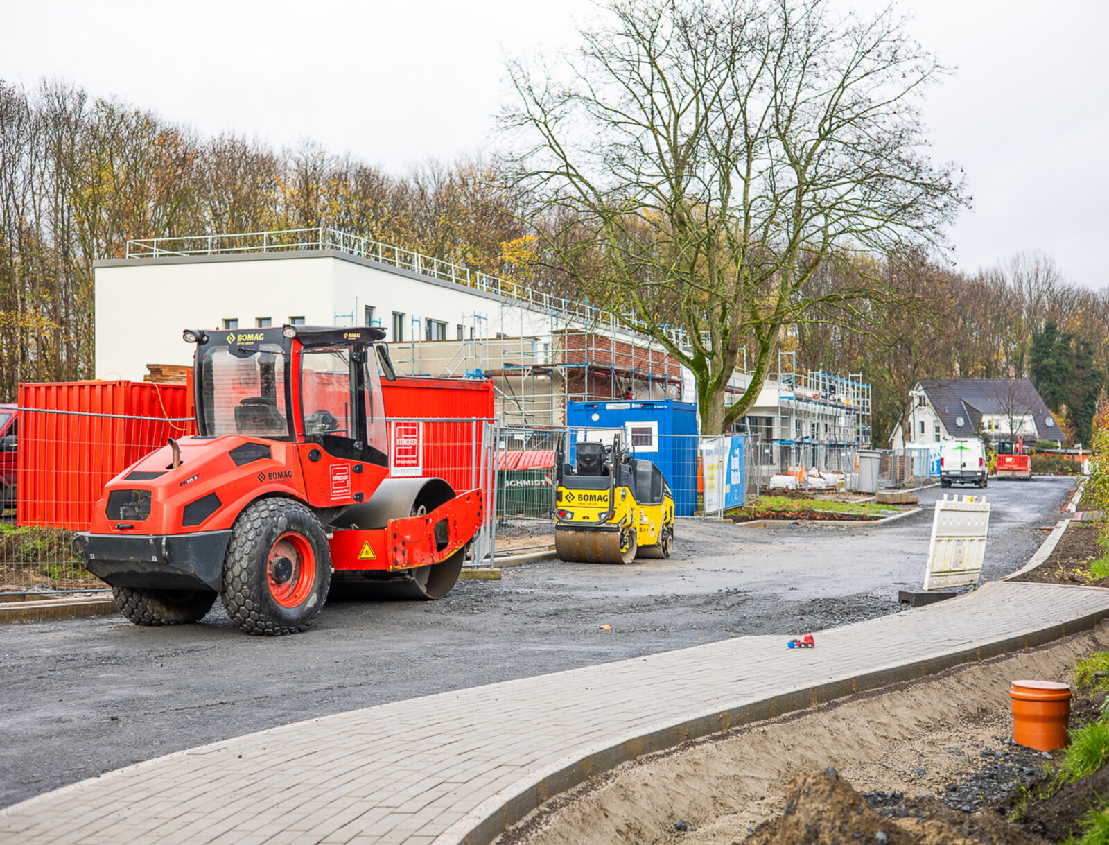 Baustellenfahrzeuge stehen vor der neuen Kindertagesstätte