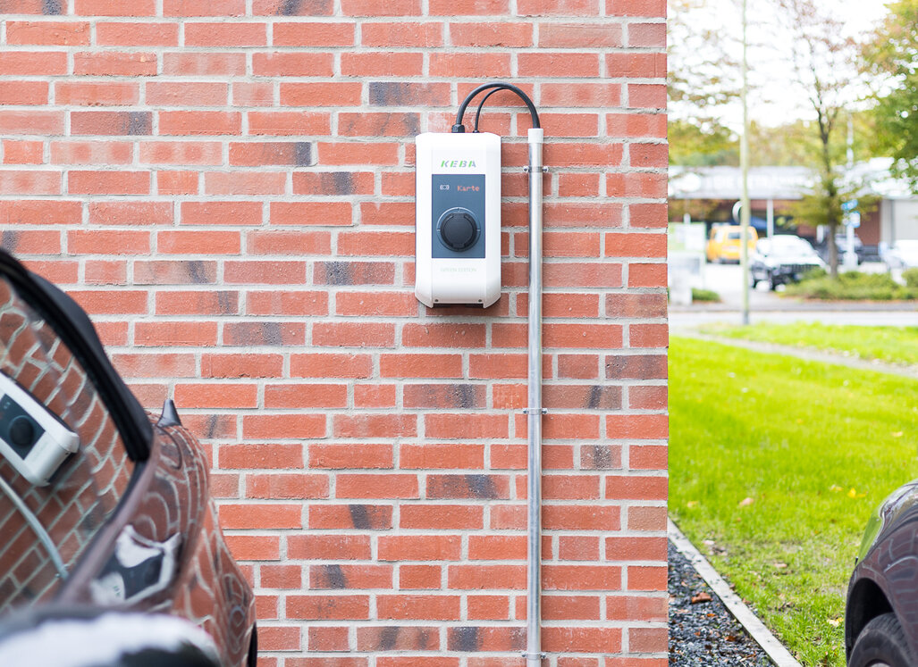 Neue Wallbox für Elektroautos auf dem Parkplatz des Neubauprojekts an der Kleinen Bebelstraße in Lünen-Süd.