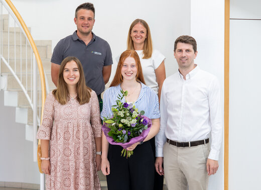Gruppenfoto: Hendrik Kleinbecker, Katharina Weber, Vorstand Jan Hische und Pia Schürmann begrüßen Zoe Jotzo zum Ausbildungsstart.