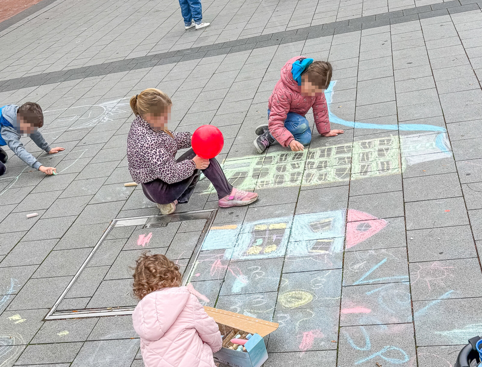 Stadt Lünen Kinder malen mit Kreide auf dem Lüner Marktplatz