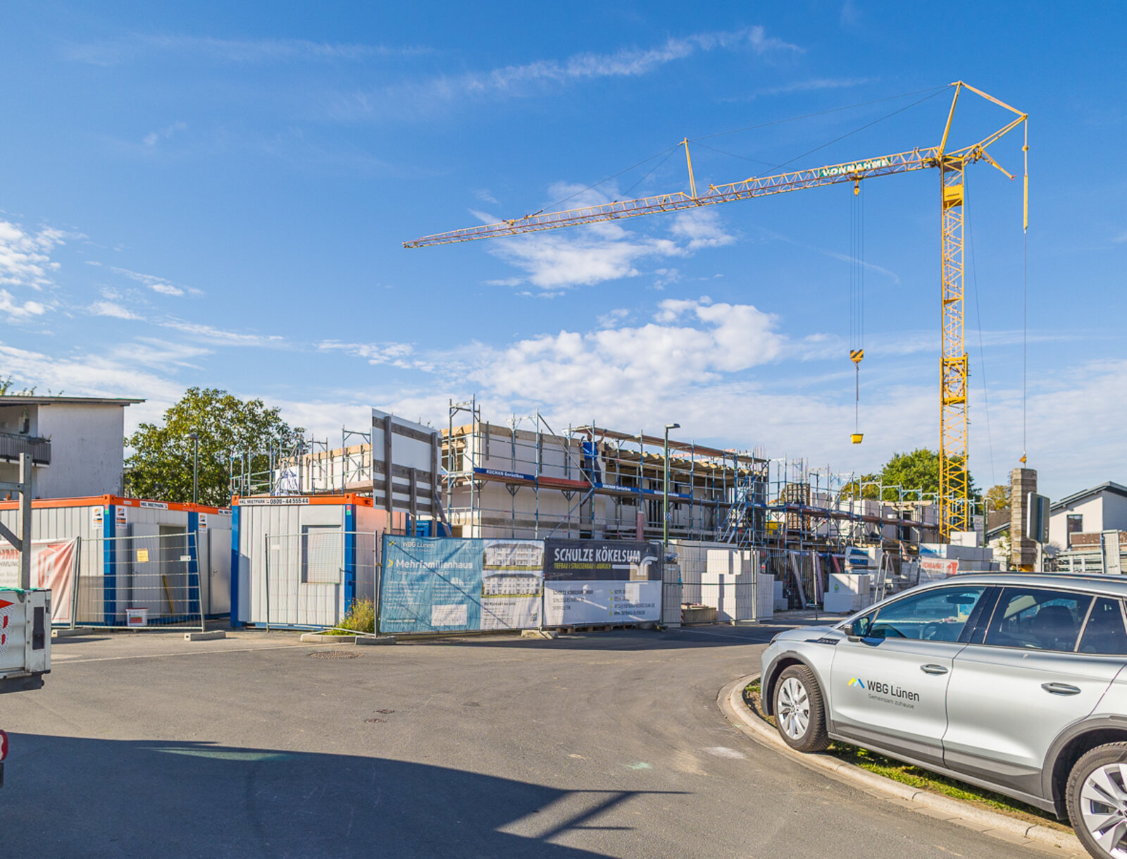 Neubauprojekt am Johannes-Ahland-Weg in Lünen mit Baugerüst und Kran.