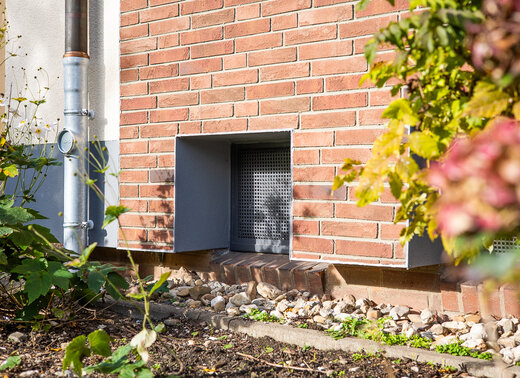 Neue Dämmschicht an der Fassade des Gebäudes