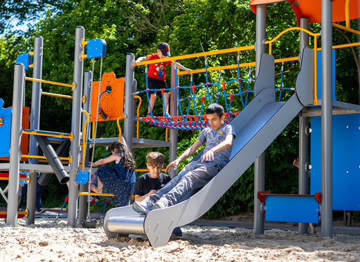 Kinder auf dem neuen Spielgerät