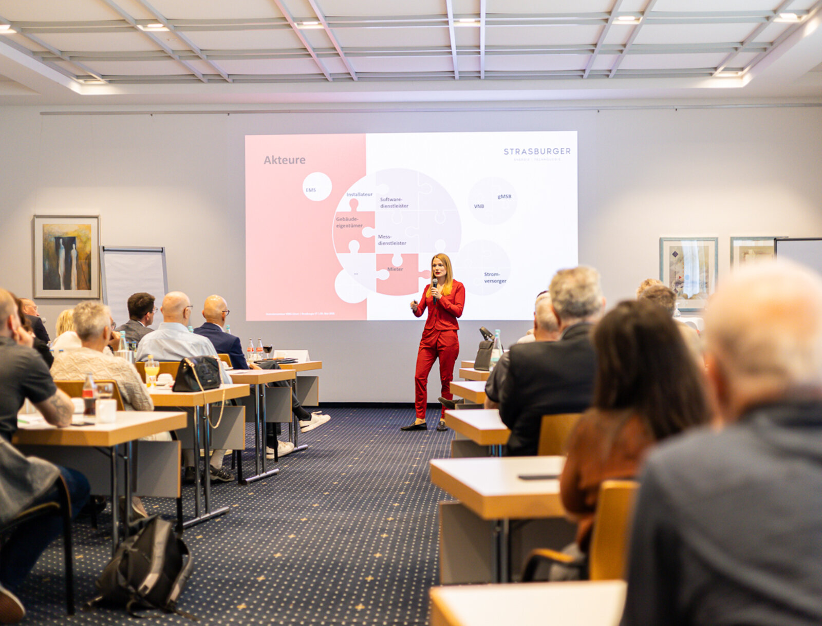 Magdalena Strasburger hält einen Vortrag zum Thema Mieterstrom vor den Teilnehmenden des Vertreter*innenseminars.