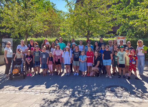 Gruppenfoto aller Teilnehmenden am Eingang der ZOOM Erlebniswelt in Gelsenkirchen.