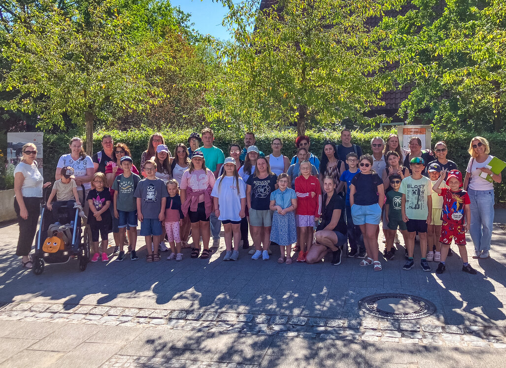 Gruppenfoto aller Teilnehmenden am Eingang der ZOOM Erlebniswelt in Gelsenkirchen.