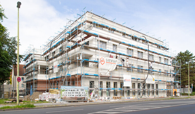 Mehrfamilienhaus-Neubau mit Gewerbeflächen im Erdgeschoss im Baufortschritt.
