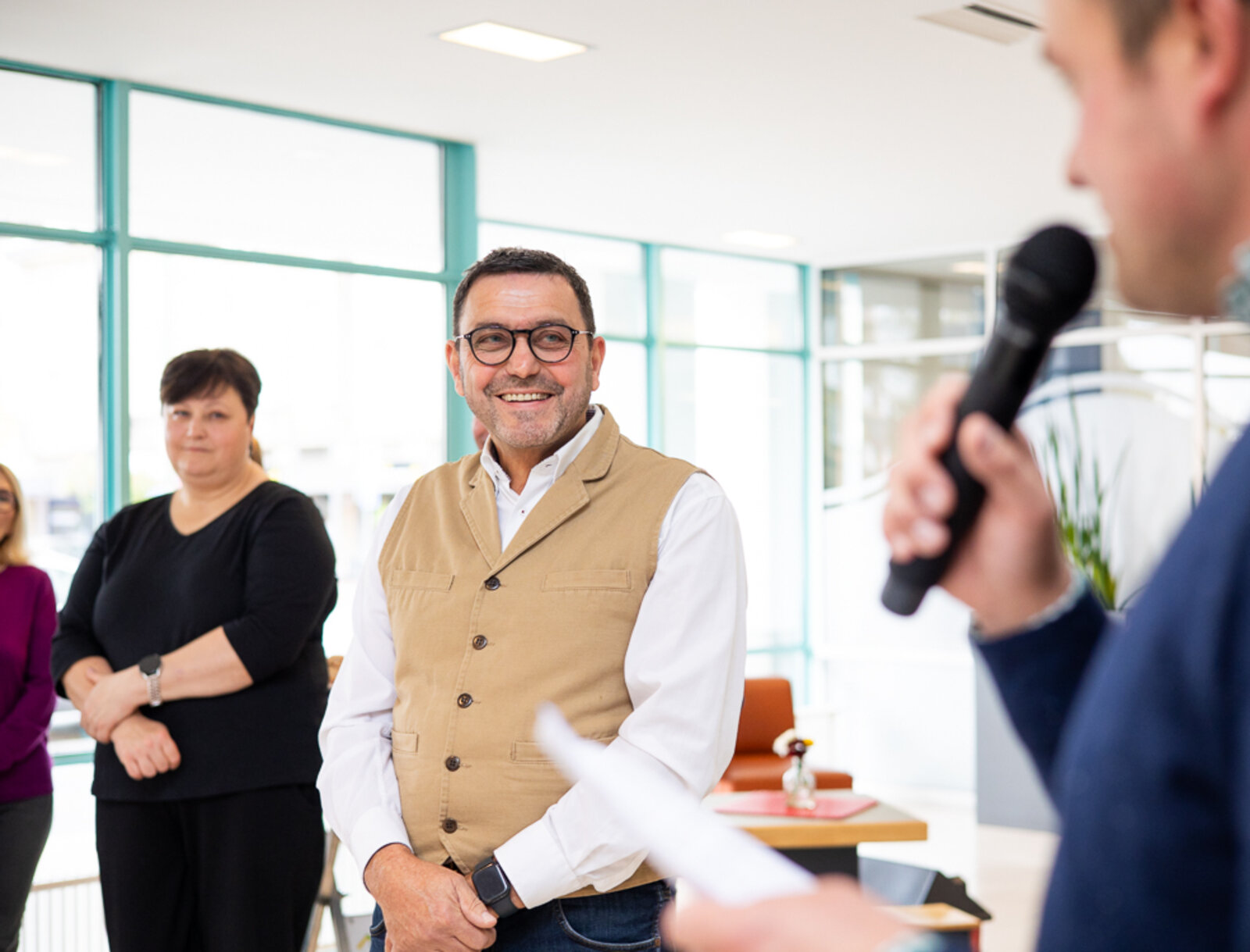 Peter Witt lächelt, während er der Rede von Hendrik Kleinbecker zuhört