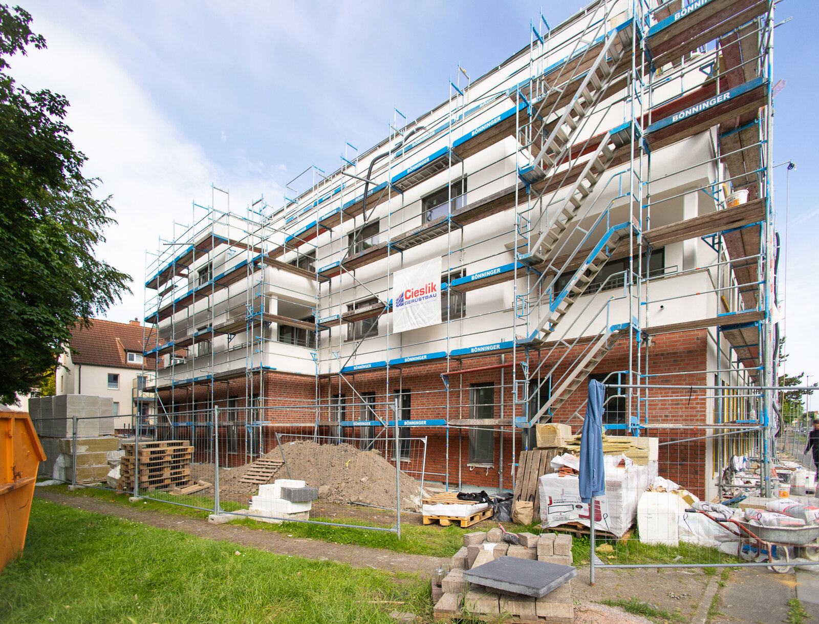 Mehrfamilienhaus-Neubau mit Gewerbeflächen im Erdgeschoss im Baufortschritt.
