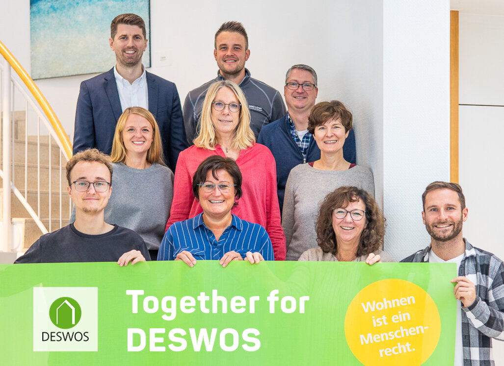 Gruppenfoto: Teilnehmende des Spenden-Marathon halten ein Banner und lächeln in die Kamera