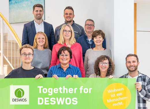 Gruppenfoto: Teilnehmende des Spenden-Marathon halten ein Banner und lächeln in die Kamera