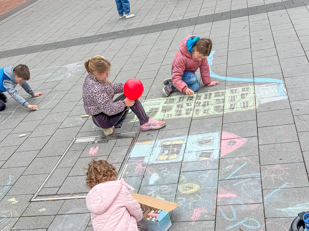 Kinder malen mit Kreide auf dem Lüner Marktplatz